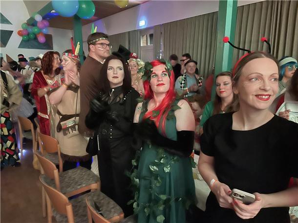 Die Gäste im Saal hielt es meist nicht lange auf ihren Stühlen. Dafür war das Pr...