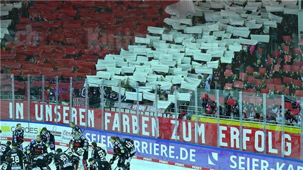 Fans halten rote und weiße Plakate in die Höhe, die Vereinsfarben der Fischtown Pinguins.