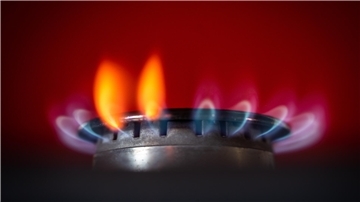 Die Flamme eines Gasherdes brennt in einer Küche. Von den gesunkenen Großhandelspreisen für Gas und Strom werden Verbraucher in Deutschland nach Einschätzung der Bundesnetzagentur erst in einigen Monaten profitieren. (zu dpa: «Netzagentur: Haushalte müssen noch auf sinkende Gaspreise warten» +++ dpa-Bildfunk +++