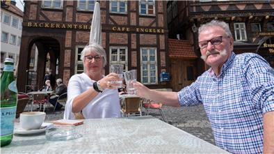 Die Gastronomie in Niedersachsen darf im Außenbereich wieder öffnen. Das Ehepaar Walther ist vollständig geimpft und nutzt gleich die Gelegenheit.