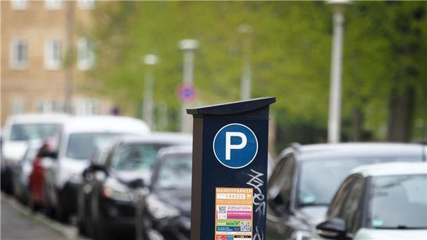 Deutsche Umwelthilfe fordert höhere Parkgebühren Die Gebühr für einen Parkschein pro Stunde sollte mindestens so hoch sein wie die Kosten für einen Einzelfahrschein in Bus und Bahn, fordert die Deutsche Umwelthilfe.