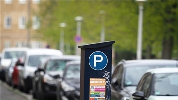 Die Gebühr für einen Parkschein pro Stunde sollte mindestens so hoch sein wie die Kosten für einen Einzelfahrschein in Bus und Bahn, fordert die Deutsche Umwelthilfe.