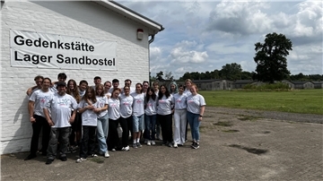 Die Gedenkstätte Lager Sandbostel und ihre Kooperationspartner laden ein zu einer Gedenkfeier im Rahmen des traditionellen "Work for peace"-Camps ein. 