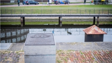 Gedanktafel an der Kaje des Baltimore-Pier