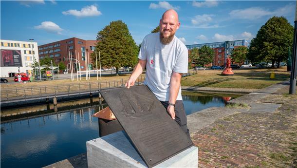 Die Gedenktafel vom Baltimore Pier ist zurück an ihrem Platz.