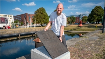 Die Gedenktafel vom Baltimore Pier ist zurück an ihrem Platz.