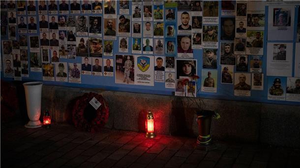 Krieg gegen die Ukraine: So ist die Lage Die „Gedenkwand für die gefallenen Verteidiger der Ukraine im russisch-ukrainischen Krieg“ in Kiew.
