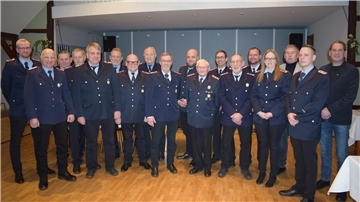 Die geehrten, beförderten und gewählten Mitglieder der Ortsfeuerwehr Augustendorf mit ihren Gästen.