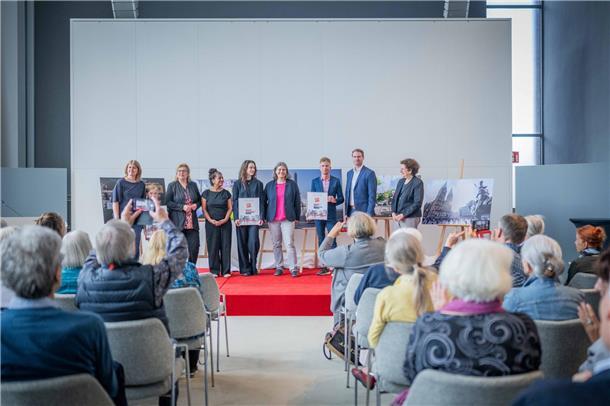 Die Geehrten und Mitglieder der Jury bei der Verleihung des Bremer Fotopreises 2...