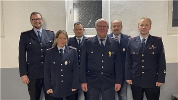 Die Geehrten (von links): Gemeindebrandmeister Torben Henning, Diane Heins, Daniel Brandt, Jürgen Brinkmann, Hans-Wilhelm Kogge und Abschnittsleiter Henning Herzig.