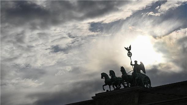 Deutsche hinter dem Verdrängungsvorhang? Die Gefühlslage der Nation ist nach Einschätzung des Psychologen Stephan Grünewald derzeit schwierig und stark von Verdrängung geprägt (Archivbild).