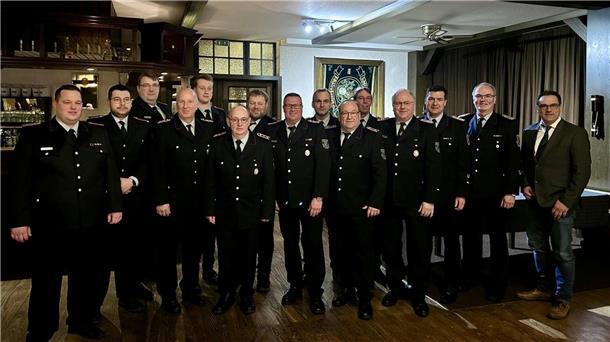 Die gehrten, gewählten und beförderten Mitglieder der Ortswehr Nieder Ochtenhausen und deren Gäste: (von links) Ortsbrandmeister Marcel Leenheer, Jan Niklas Anacker, Martin Borchers, Ralf Alpers, Tristan Wedmann, Walter Thomann, Frank Schröder, Mirko Breuer, Ralf Maschewski, Volker Müller, Bernd Mangels, Thomas Hechler, Nils Schwarz, Jörg Susske und Stefan Imbusch.