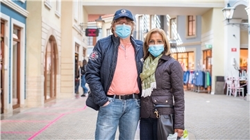 Die gelockerten Corona-Bestimmungen ermöglichen den Menschen in Bremerhaven und umzu wieder im Einzelhandel einzukaufen – unter bestimmten Hygienebestimmungen. Thomas und Jordecy Tolle waren im Outlet-Center zum Bummeln unterwegs. Foto: Hartmann