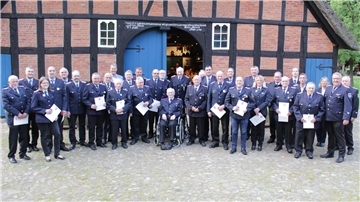 Die Gemeinde Beverstedt zeichnete im Heimathaus Wachholz langjährige Mitglieder der Feuerwehr aus. Neben aktiven Brandschützern, die für mittlerweile 50-jährige Zugehörigkeit belobigt wurden, ehrte auch der Landesfeuerwehrverband seine Mitglieder, die schon bis zu 70 Jahre dem Brandschutz dienten.