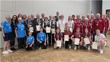 Die Gemeinde Stadland hat zahlreiche verdiente Sportler geehrt. „Ihre Hingabe, Ihr Ehrgeiz und Ihr sportlicher Geist sind eine Inspiration für uns alle“, betonte Bürgermeister Harald Stindt (hinten, Fünfter von links).