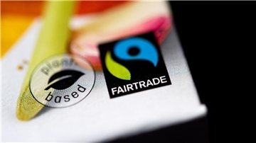 Das Fairtrade-Label auf einer Verpackung