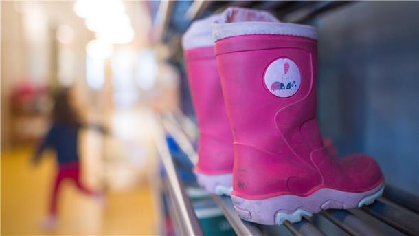 Bald zu wenig Nachmittagsbetreuung für Kinder in Stadland? Kinder-Gummistiefel im Regal einer Kita.