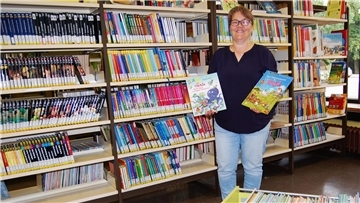 Die Gemeindebücherei in Hagen ist komplett umgestaltet worden. Büchereileiterin Renate Schroeter hat jede Menge Buchvorschläge für Kinder und Erwachsene parat.