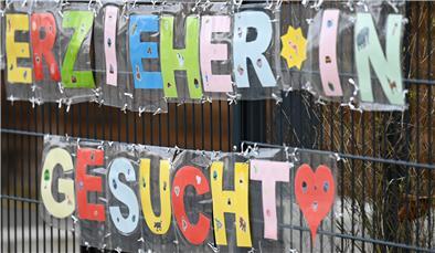 Die Gemeinden sind händeringend auf der Suche nach Erzieherinnen. Im Kreis Cuxhaven will man sich nun um eine Vergütung für die Ausbildung bemühen, um den Job attraktiver zu machen. 