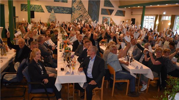 Raiba Butjadingen-Abbehausen: 98 Prozent sind für Banken-Fusion Die Generalversammlung der Raiffeisenbank Butjadingen-Abbehausen bei der Abstimmung Montagabend im Rathaussaal in Burhave.