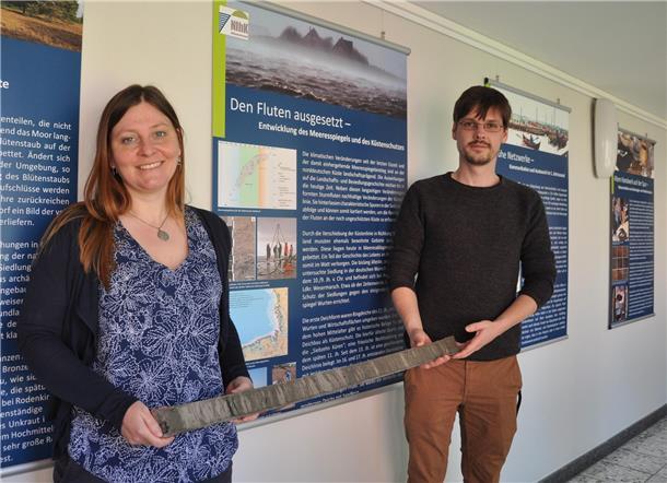 Forscher gehen der Siedlungsgeschichte Butjadingens auf den Grund Die Geologin Kira Raith und der Archäologe Thorsten Michael Becker mit einem Bohrkern aus einer Butjenter Wurt. Der Bohrkern lagert im Institut für Küstenforschung in Wilhelmshaven.
