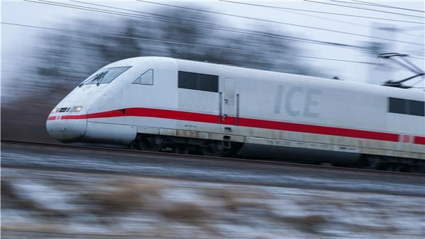 Fahrender ICE-Zug.