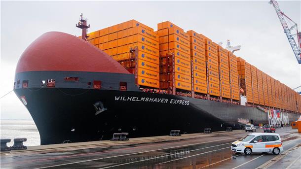 Containerschiff an der Kaje. 