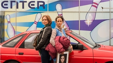 Die Gerichtsvollzieherin Billy Kuckuck (Aglaia Szyskowitz, l) und Schuldnerin Jule Hellwig (Anja Knauer), die in ihrem Auto wohnt.