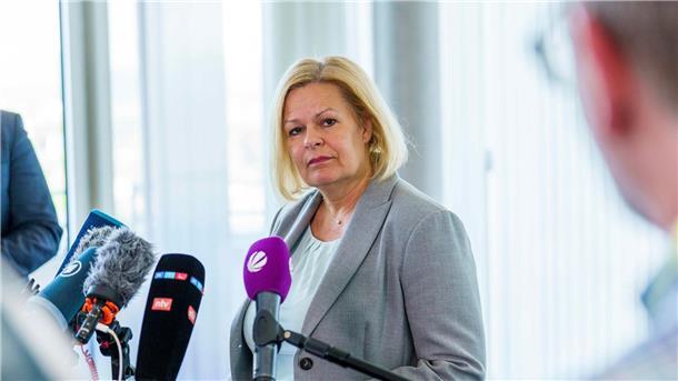 Die geschäftsführende Bundesinnenministerin, Nancy Faeser (SPD), sagt, das Gutachten des Bundesamtes für Verfassungsschutz habe das Ministerium erst am vergangenen Montag erreicht. 
