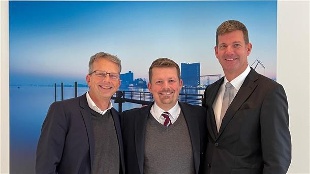 Die Geschäftsführer von NPorts, Holger Banik (links) und Volker Weiß (rechts), sind sicher, dass Christian Helten die neue Aufgabe gut meistern wird.