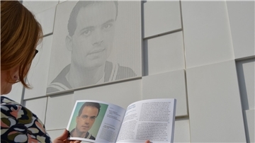 Die Geschichte hinter den Porträts auf der Fassade des Auswandererhauses: Jeder Biographie ist je eine Doppelseite in der Broschüre gewidmet.