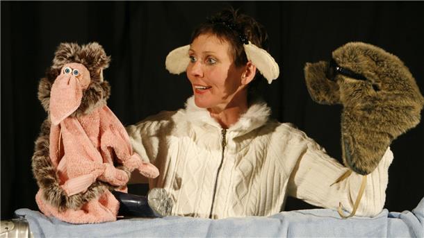 Eine Schauspielerin mit zwei Handpuppen. Am Sonntag zeigt das Kindertheater Albstedt das Stück "Rita Raubschaf".