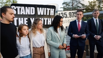 Die Geschwister Martim, Mariana und Claudia Agostinho, Catarine Mota und der Anwalt Gearoid o Cuinn (von links) beschuldigen mit Blick auf die Klimakrise 32 europäische Regierungen, ihre Menschenrechte zu verletzen.