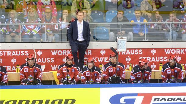 Ein Blick auf die Spielerbank. Die Gesichter der Fischtown Pinguins und Trainer Alexander Sulzer sprechen Bände.