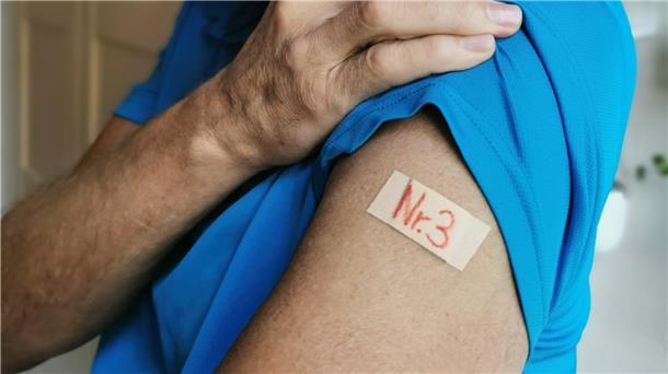 Die Gesundheitsministerinnen und -minister der Länder haben beschlossen, dass die dritte Impfung grundsätzlich allen Personen ab einem Alter von 18 Jahren angeboten werden kann.