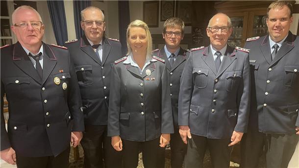Weniger Auftritte: Blasorchester der Feuerwehr Sittensen sucht Verstärkung Das Foto zeigt die gewählten Funktionsträger.