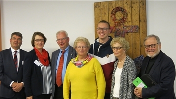 Die Gewählten (von links): Der Vorsitzende der Synode Jost Richter, Kreispfarrerin Christiane Geerken-Thomas, Pfarrer Thomas Ehlert, Traute Uhlhorn (Vertreterin von Chris Schellstede), Chris Schellstede, Birgit Bethge und Norbert Geyer.