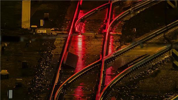 GDL-Streik angelaufen - Rufe nach Schlichtung  Die Gewerkschaft Deutscher Lokomotivführer (GDL) hat zu einem weiteren mehrtägigen Streik bei der Deutschen Bahn aufgerufen.