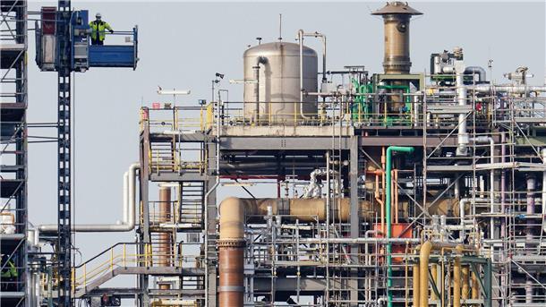 Gewerkschaft erhöht Druck in Chemie-Tarifrunde Die Gewerkschaft IG BCE fordert unter anderem eine Einkommenserhöhung von sieben Prozent.