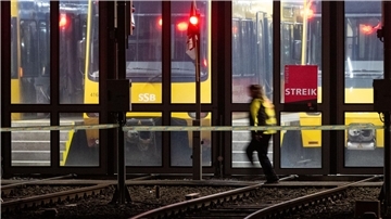 Die Gewerkschaft Verdi hat für Freitag ganztägige Warnstreiks im öffentlichen Personennahverkehr in fast allen Bundesländern angekündigt.