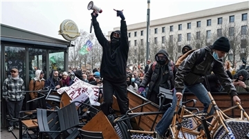 Die Gewerkschaften halten die geplante Rentenreform für ungerecht und brutal. Zahlreiche Menschen gehen seit Wochen dagegen auf die Straße.