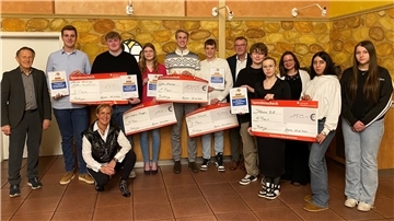 Die Gewinner des Rotary-Preises „Jugend bewegt“ freuen sich über ihre Preisgelder. Unter anderem gratulierte Club-Präsidentin Dr. Yvonne Beißenhirtz (vorne).