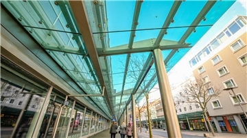 Türkise Glasdächer in der Fußgängerzone von Bremerhaven.  
