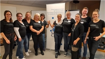 Die Gleichstellungsbeauftragte des Landkreises, Maren Ozanna, und die Gleichstellungsbeauftragten der neun Wesermarsch-Kommunen, Ilona Fritz, Ulrike Mayer, Karin Windheim, Caterina Auffarth, Waltraud Ralle-Klein, Sanja Blanke, Karin Büttner, Silke Dammann und Malin Gebken (von links), hatten jetzt Kommunalpolitikerinnen zum Austausch geladen.