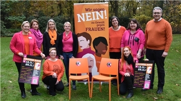 Die Gleichstellungsbeauftragten im Landkreis und die Landfrauen stellen zusammen mit Landrat Marco Prietz die Aktionen zum Orange Day vor. Auf dem Bild von links stehen: Katja Weße (Landkreis Rotenburg), Ilka Holsten-Poppe (Landfrauen), Meike Rissiek (Stadt Rotenburg (Wümme)), Katharina Hein (Samtgemeinde Sottrum), Simone Smeilus (Samtgemeinde Bothel), Jeannine Bröske (Stadt Visselhövede), Landrat Marco Prietz. Davor kniend von links Catrin Voigts (Samtgemeinde Fintel) und Nicole Flynn (Samtgeme