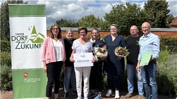 Die Glinstedter Delegation freut sich über die Siegerurkunde, die von der Landesbeauftragten Karin Beckmann übergeben wurde.