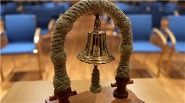 Die Glocke im Sitzungssaal des Zevener Rathauses. Nach wie vor ist unklar, wer damit künftig die Sitzungen des Stadtrates eröffnen wird.