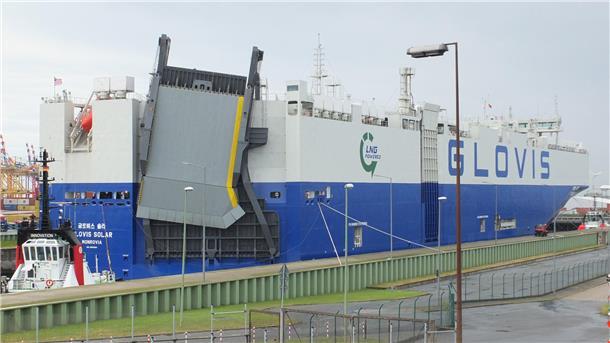 Autotransporter "Glovis Solar" in der Nordschleuse in Bremerhaven