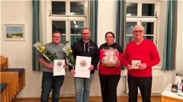 Menschen stehen in einer Reihe. 
