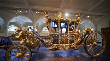 Die goldene Staatskutsche parkt in den Royal Mews (Stallungen) im Buckingham Palace.